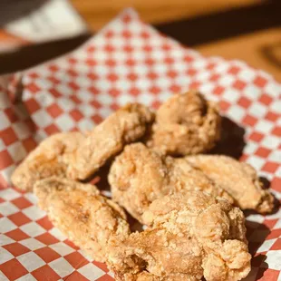 bbq chicken, fried chicken wings, chicken wings, fried chicken, chicken wings and fried chicken, poultry, food, bbq wings, chicken