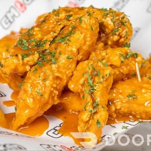 food, chicken wings and fried chicken, bbq wings, poultry, fried chicken wings, chicken, fried chicken, bbq chicken, chicken wings