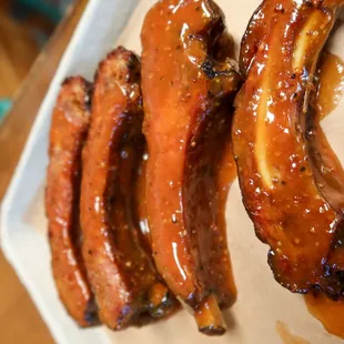 a tray of barbecued ribs
