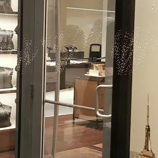 No one on duty while business hour