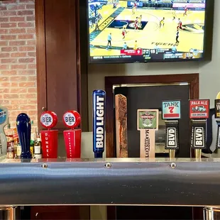 The different beers on tap