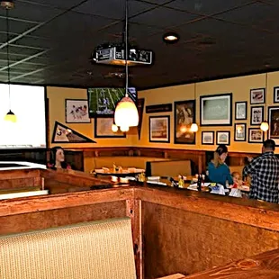Great sport&apos;s center to watch your favorite game, 30+ TVs (even 2 projection) with two separate full bars and excellent staff.