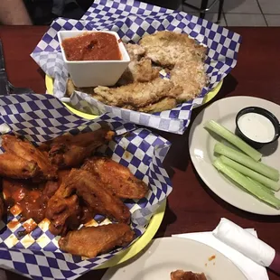 chicken wings and dipping sauce