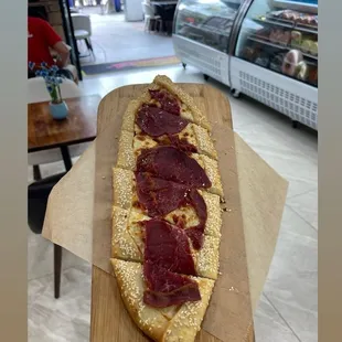 Basturma pide