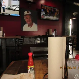 Coach’s Neighborhood Grill / Lexington: Lots of TV screens &amp; sports memorabilia. The roll of paper towels tells me it's going to be greasy😋