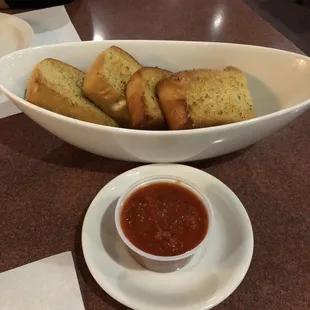 World&apos;s Greatest Garlic Bread (it&apos;s SO good!)