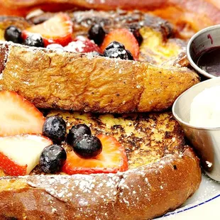 FRENCH TOAST WITH STRAWBERRIES