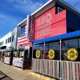 the outside of the restaurant