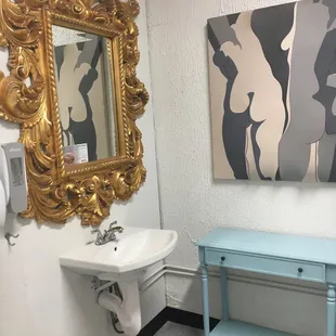 Bright and clean bathroom. Nice artwork.