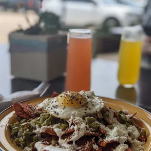 Sunday brunch: chilaquiles con nopales