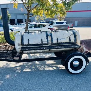 a propaner on a trailer