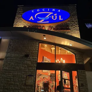 the front of a restaurant at night