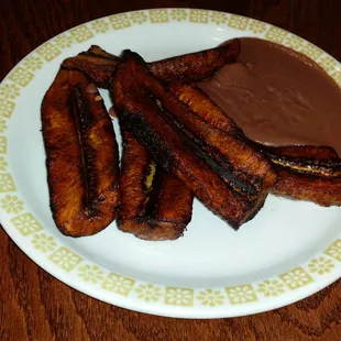 Platino Frito con frijoles (fried plantains with beans)