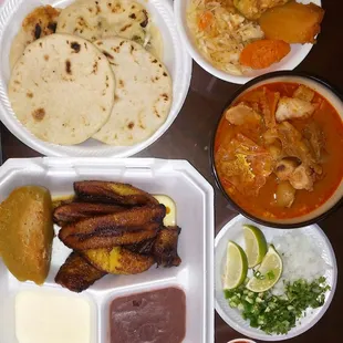 Pupusa revuelta, Pupusa con loroco, Plantano frito, Sopa de patas