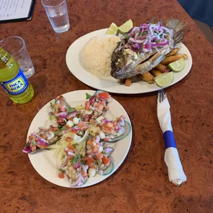 Choritos ala chalaca y su pescado frito entero