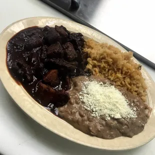 Bistecs de res con papas en salsa de chile pasilla! Hecho como en casa