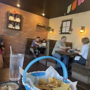 Cute decor and ambiance.