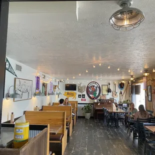 Small Quaint indoor seating area