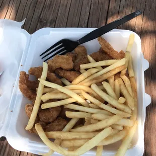 Fried shrimp with fries.