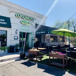 Covered outdoor dining w/ceiling fans/indoor air conditioned. (SEE PICS)