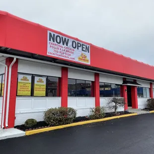 the exterior of a fast food restaurant