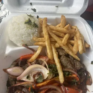 Así debería ser servido el Lomo Saltado!! Y no como lo sirven ustedes, parecía un guiso y no lo que pedí.