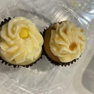 Lemon cupcake, salted caramel cupcake