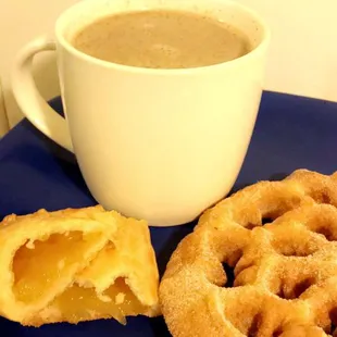 Champurrado buñuelos y empanadas