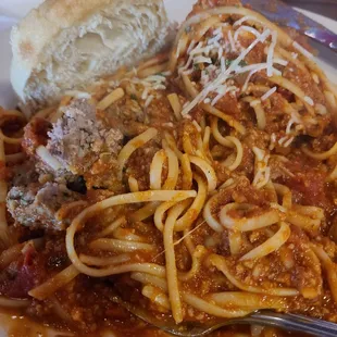 Spagehetti (Linguine noodles) and Meatballs.