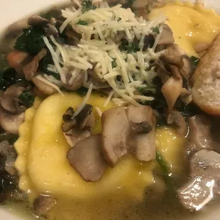 cheese ravioli with mushrooms and spinach