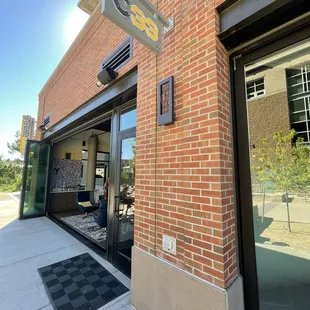 Nice open bay door at Coff33