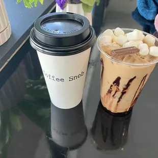 Hot latte and s&apos;mores latte