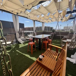 Outdoor swinging chair