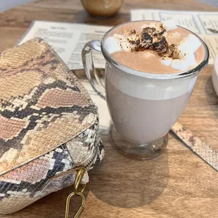 Their abuelita chocolate bonbon brûlée is phenomenal! Great atmosphere and friendly staff! The aesthetic is just a plus!