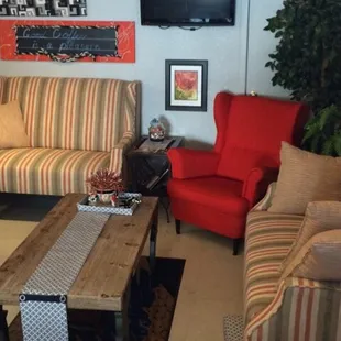 Relax and enjoy your drinks while talking with friends, reading or studying quietly in comfort.