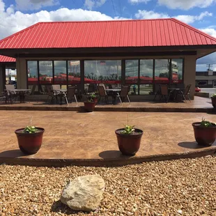 the outside of the restaurant