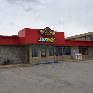 the outside of a subway restaurant
