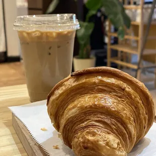 Crossiant, oat milk latte