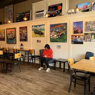 a woman sitting in a coffee shop