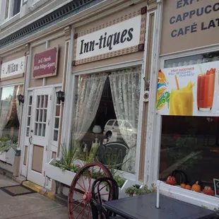 the outside of a coffee shop