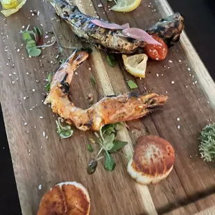 Sample platter of prawns, scallops and sardines.