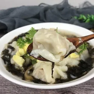 wo n Dock Broth Wonton Noodle Soup w. Egg Ribbons