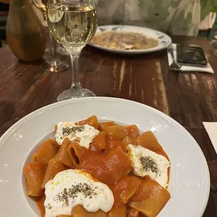 Calamarata al pomodoro, straciatella cheese and oregano and beet ravioli