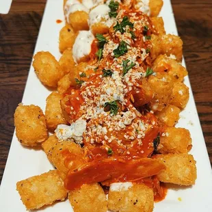Buffalo chicken totchos