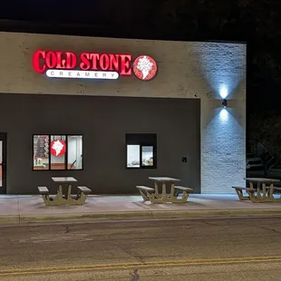 a cold stone creamery at night