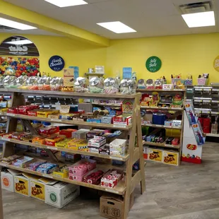 The best old school vintage style candy and popcorn shop!!!  Free samples of popcorn...  Love it.