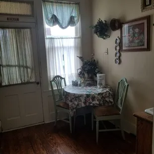 The little kitchenette and its table for two!