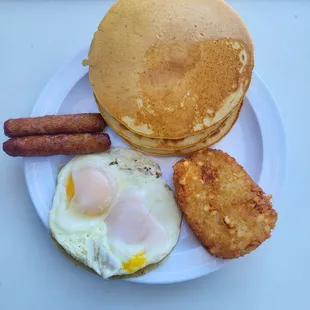 Breakfast special plate 
- 3 pancakes
- 2 eggs
- hash brown 
- 2 sausages or 2 bacons