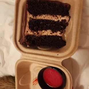 Chocolate cake with raspberry sauce (to go)