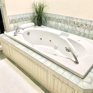 The jacuzzi tub in the Suite. Epsom salts provided. 10/10.